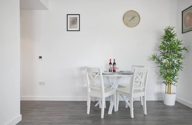 Luxury 3 Bedroom Apartment London. Free parking