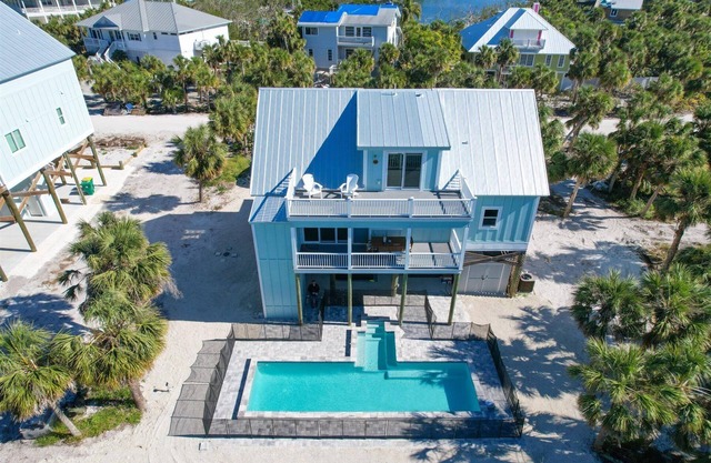 Luxury 3 Bedroom home on deep water canal!