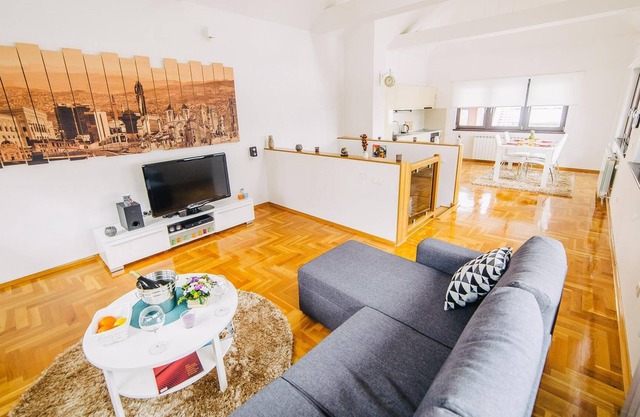 Luxury 3 Story House- Best View- Free Parking