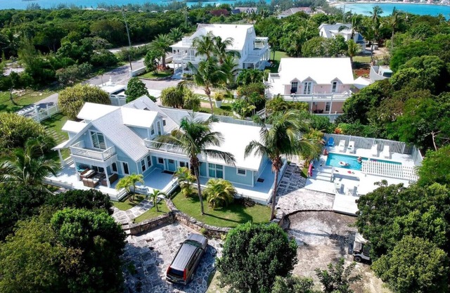 Casa de lujo de 3 habitaciones con piscina privada y carrito de golf de cortesía para uso en la playa.
