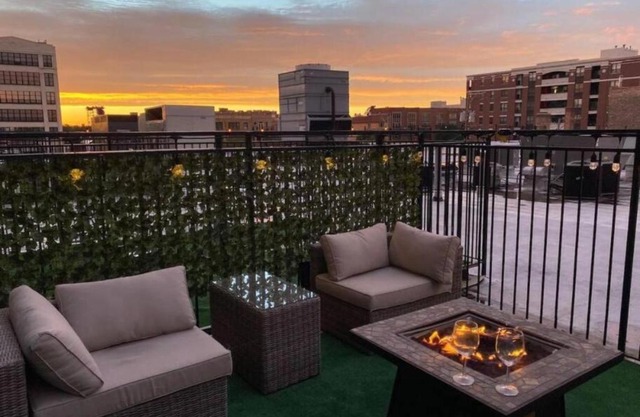 Luxury 3BR Spacious Suite Sleeps 8 Guests with Patio, Skyline View, Optional Parking and Gym Access Near McCormick Place and Lakefront