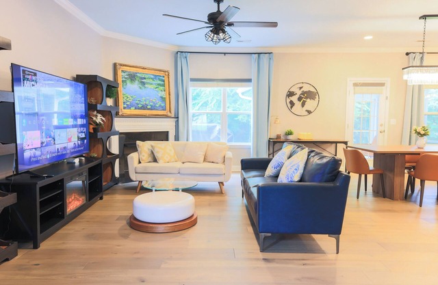 Luxury 5-bedroom farmhouse with fenced backyard and smart TV in south Charlotte