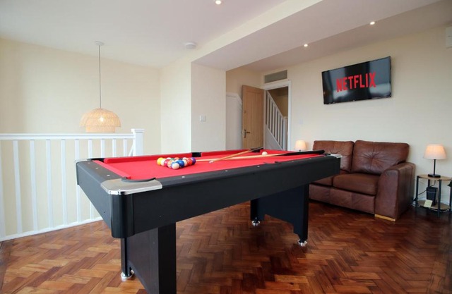 LUXURY 4 Bedroom 4 Ensuite Home in Penarth (Pool Table Games Room & BBQ Garden) with Sea Views