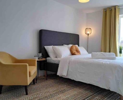 Luxury 4 Large Bedrooms West Thurrock Grays 3 bathrooms 1 en suite Netflix Free Parking