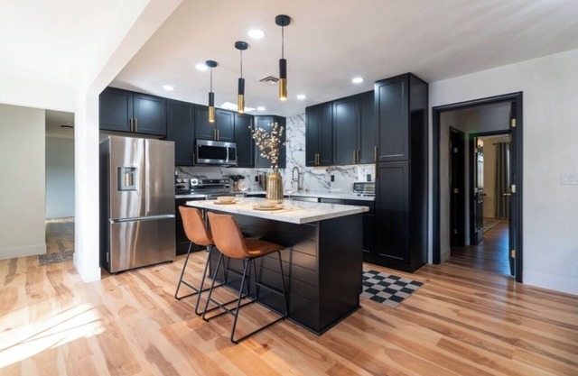 Luxury 5-bedroom house in historic DTLV with hot tub, peloton and record player