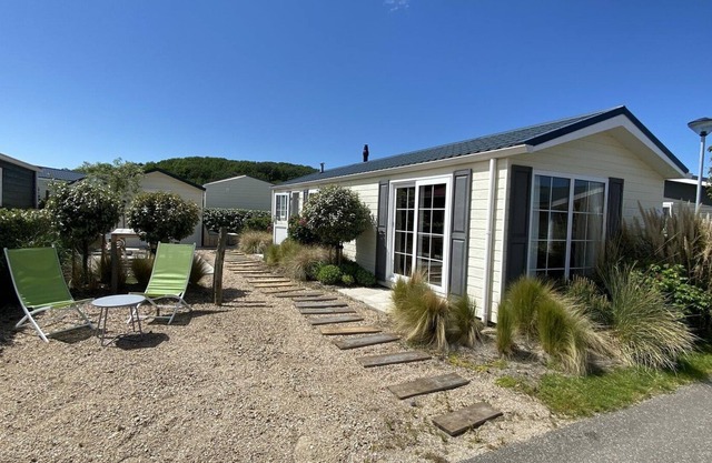 Luxurious 5-person holiday chalet in Valkenisse, 100 m from the beach
