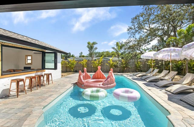 Luxury 6BR, 5BA Retreat! Heated Pool, Hot Tub, Game Rm, 4 King Suites, Near Anna Maria, Sleeps 22