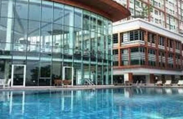 Apartamento de lujo con salón en la vista del río Chaopraya y vista panorámica de Bangkok.