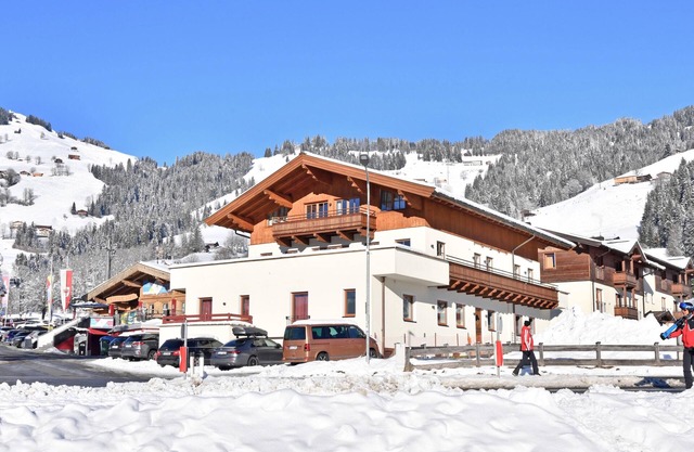 Luxury apartment with spa next to the gondola