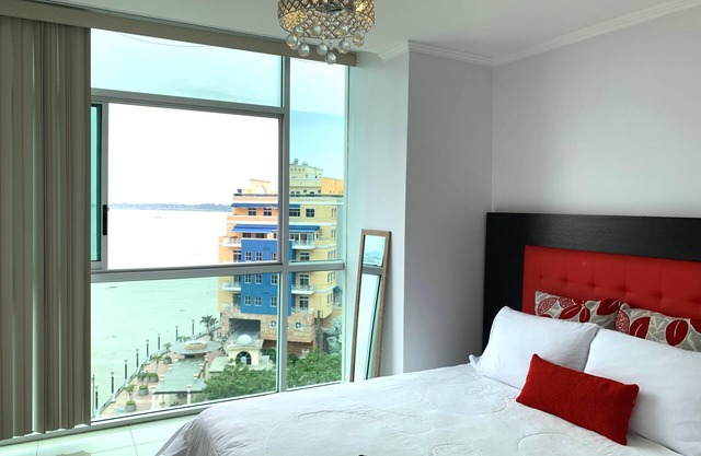 Departamento de Lujo Vista al Río Guayas en Puerto Santa Ana Guayaquil