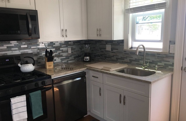 Apto de lujo! 2 y 1/2 cuadras al océano. Loc en el segundo piso 3bd / 2bth balcón!