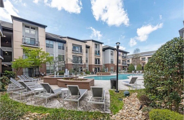 Luxury Apt Minutes From Uptown!