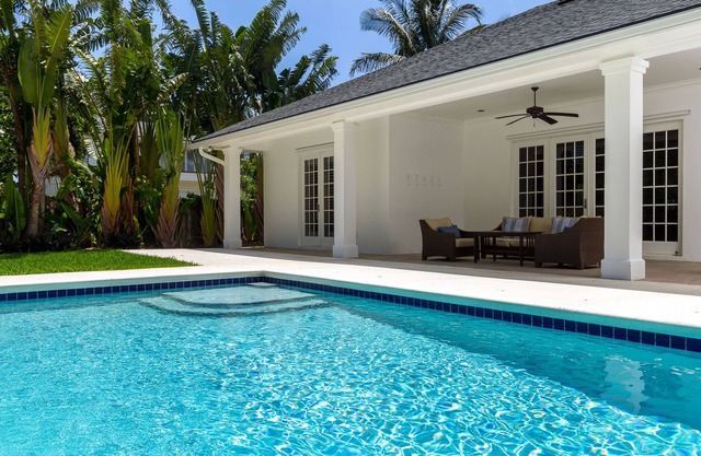 Casa de playa de lujo con piscina climatizada, al este de A1A - A pasos de playa privada