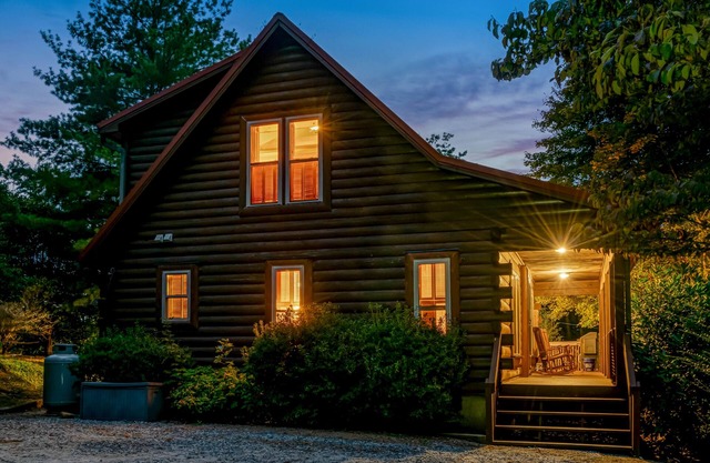 Luxury Cabin 45 Min to Asheville |Hot Tub|Fire pit