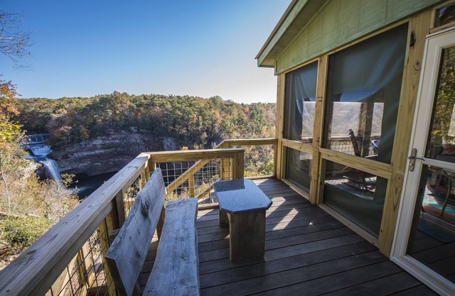 Con vistas al cañón en Desoto Falls en Lookout Mountain en Mentone, Alabama