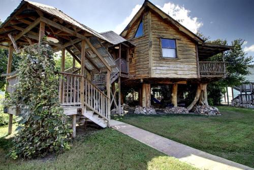 Luxury Cabin Getaway Perfectly Nestled near the Guadalupe River in New Braunfels, Texas
