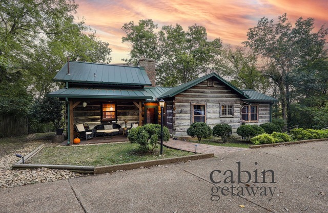 Luxury Cabin : HOT TUB, RIVER VIEW, FIRE PIT, 10 min to Nashville! Pet friendly