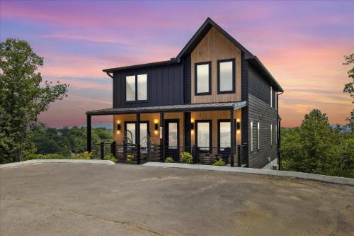 Luxury Cabin W Indoor Pool, Hot Tub & Game Room