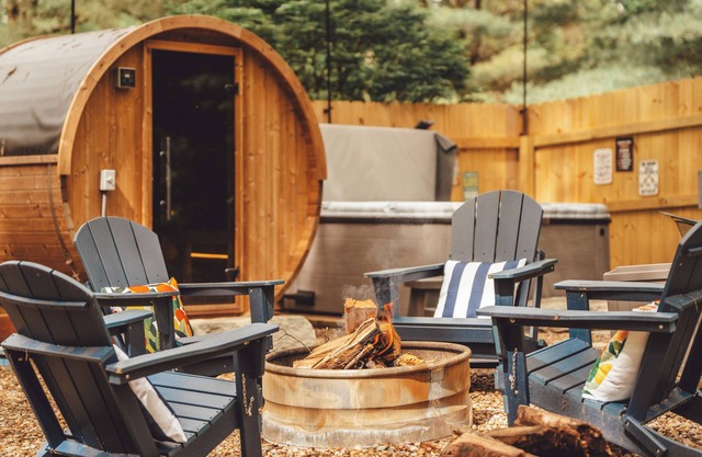 Luxury Cozy cabin with hot tub/ sauna/ Wifi/ close to rock house in Laurelville