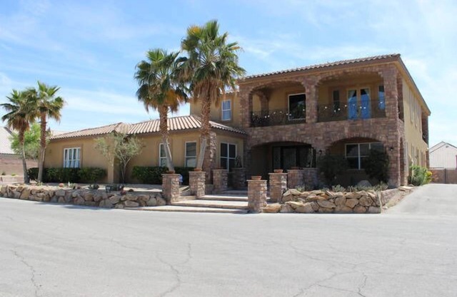Lujo Desert Resort