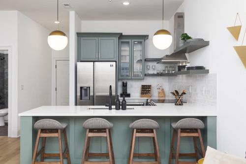 Luxury Design, Close to Broadway - 4 Beds, 2 Bedrm