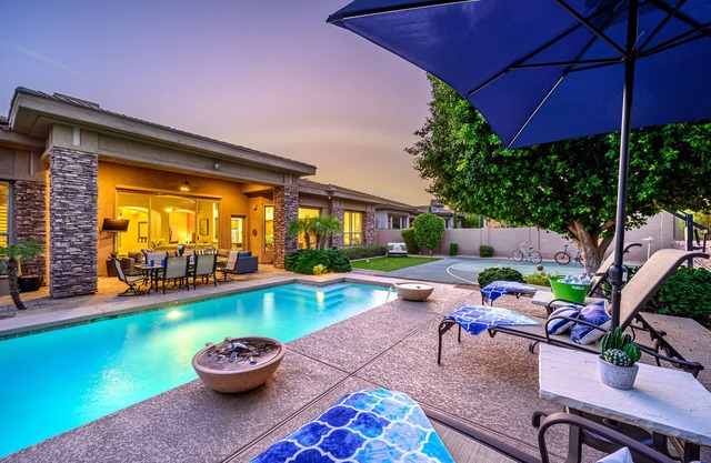 Grayhawk! Casa Avante mejorada de lujo, nueva y moderna con casita, cancha de básquetbol