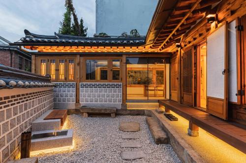 Luxury Hanok Seochon Stay