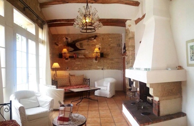 Casa de vacaciones de lujo con piscina y pista de tenis en el viñedo.