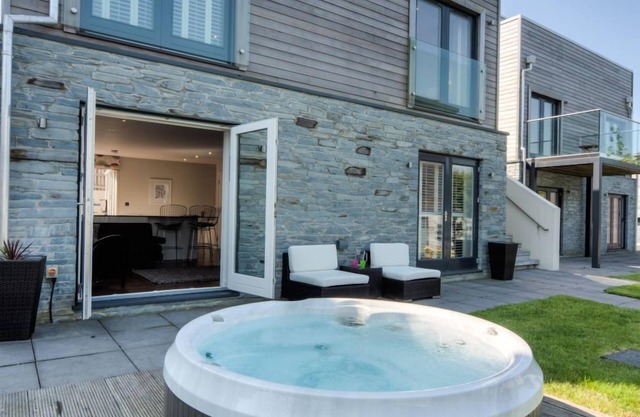 Vacaciones de lujo con jacuzzi y terraza en la azotea. Piscina y gimnasio