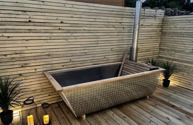 Luxury hotel style 2-bed home with hot tub central location (pet friendly)
