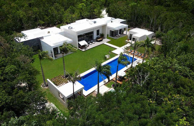 Luxury in Nature- pickleball, large Pool & Beach steps away