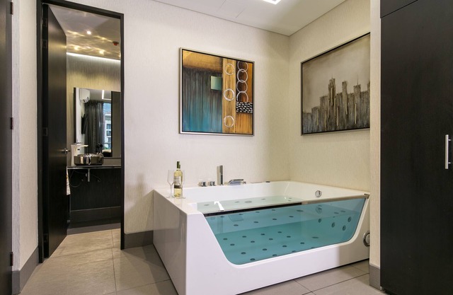 Junior suite de lujo con jacuzzi y balcón.