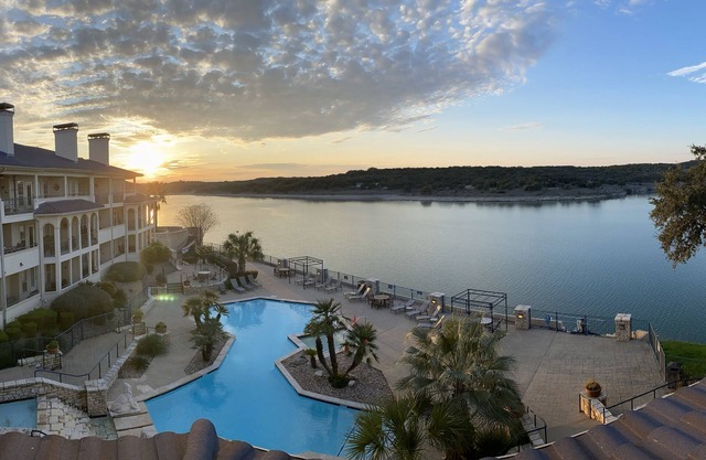 Villa de lujo frente al mar en el lago Travis con espectaculares vistas del atardecer