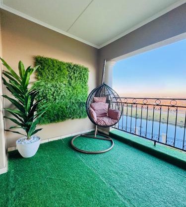 Luxury Lakeview Stay With Workspace