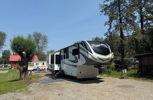 Luxury, Loaded, 39’ RV in Phenomenal Rexford with AC and WiFi