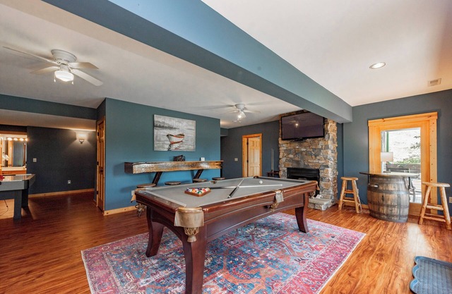 Waltzing Moose Lodge - Lake Access, casa que admite mascotas con jacuzzi