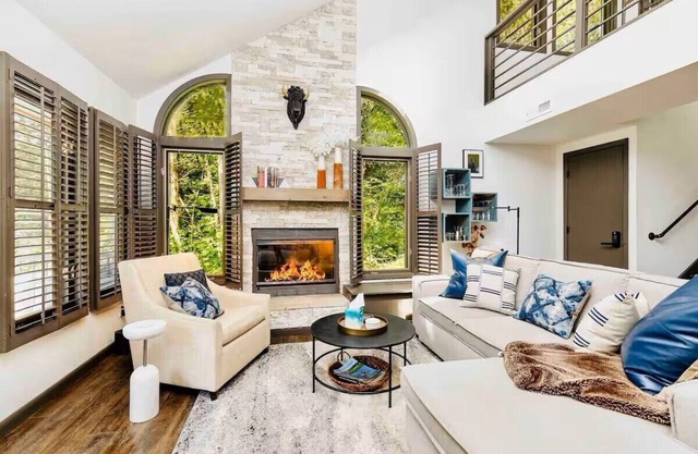 Luxury Meets Comfort, Instagram-Worthy, 12 Min 2 Town, Pools, Trails
