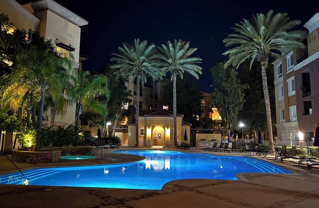 Luxury Modern Condo w/PS5, BOSE sound, UltraFast WiFi, Kingbed+Sofabed+65'' Tv's