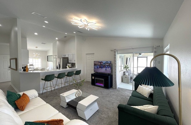 Luxury Modern Pool House close to theme parks, dining and shopping.