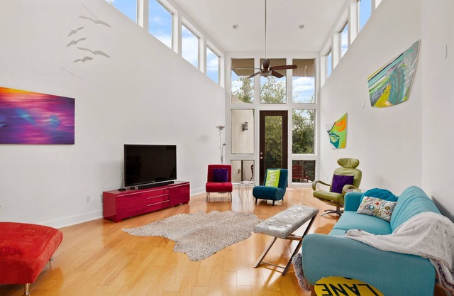 Luxury, Monthly 2/2.5 Home in Tarrytown blocks from Deep Eddy with King, Car