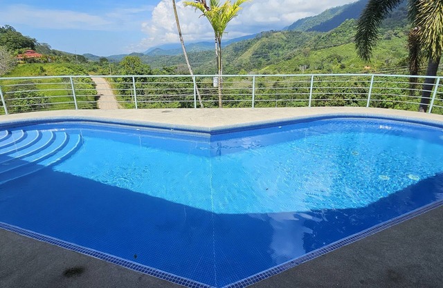 Nueva casa de lujo en la montaña con vistas al océano Pacífico y a la selva
