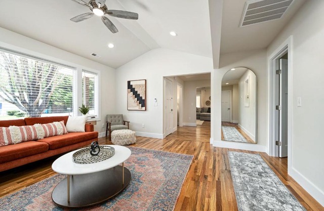 Luxury mountain oasis, hot tub & 15 mins to DT AVL
