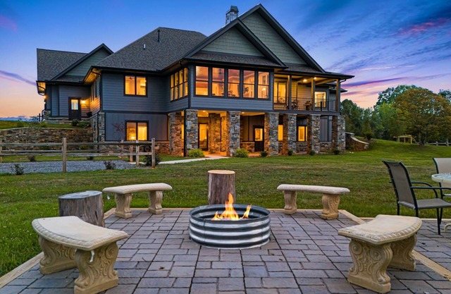 BlueBird by CM | Luxe Pet-Friendly, Amazing Views+Biltmore Pass