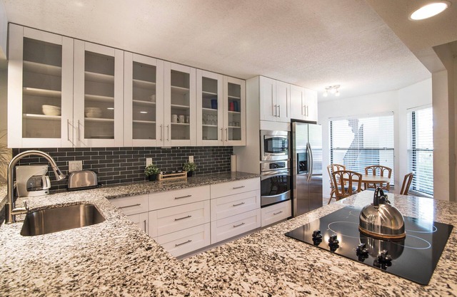 Luxury new kitchen ground floor condo close to Img,Beach