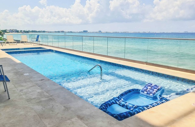 Luxury Ocean front SeaDreams 2 with 7 Mile Beach Views, rooftop, pool, Spa