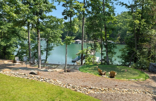 LUXURY on Lake Keowee. Quiet cove. Putting green. Near Clemson. Sleeps 18