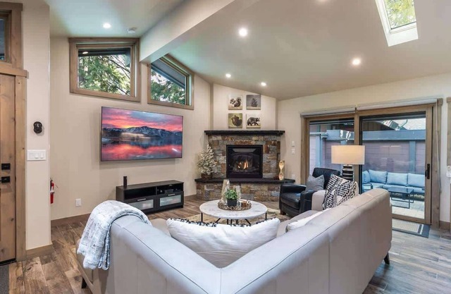 Luxury|Pool|Pier|Bouys|Pickleball|Walk to town