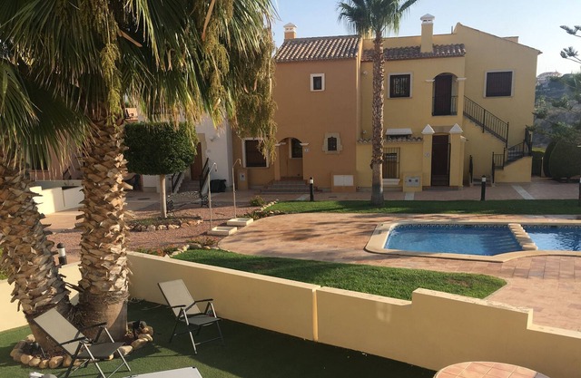 Lujoso apartamento junto a la piscina en el prestigioso complejo de golf La Finca