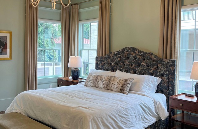 Luxury Private Suite in Boutique Historic Inn, The Athenian- Downtown Location