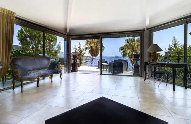 LUXURY PROPERTY! LE TRAYAS HEATED SWIMMING POOL! ENCHANTING VIEW 300m FROM THE BEACHES!